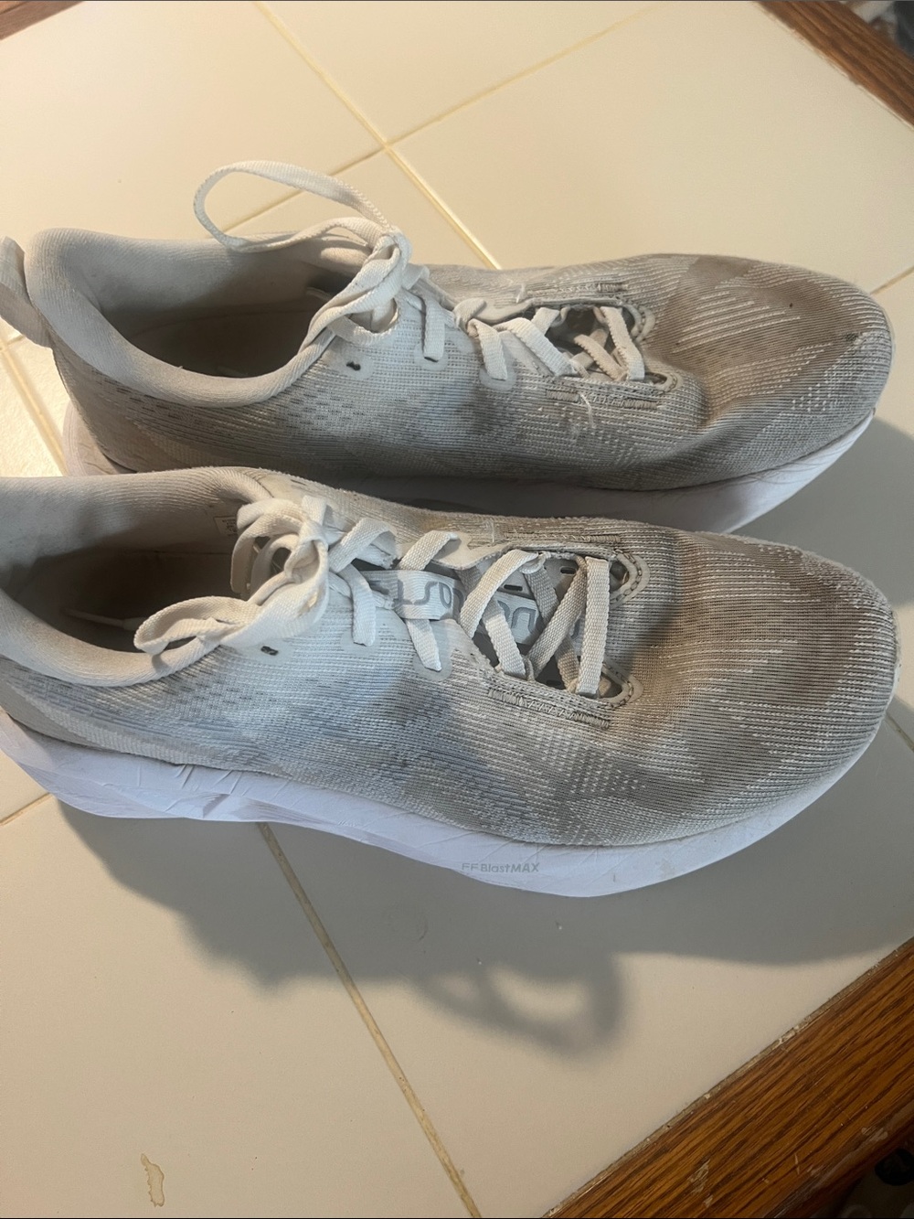 ASICS Novablast 5 Women’s 10 Men’s 9